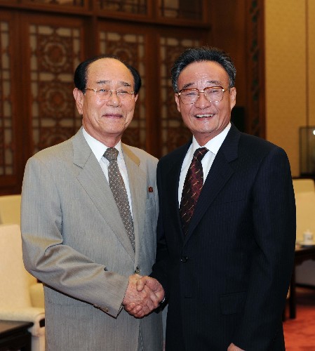 8月7日,全国人大常委会委员长吴邦国在北京人民大会堂会见前来参加北京奥运会开幕式和相关活动的朝鲜最高人民会议常任委员会委员长金永南。 新华社记者饶爱民摄