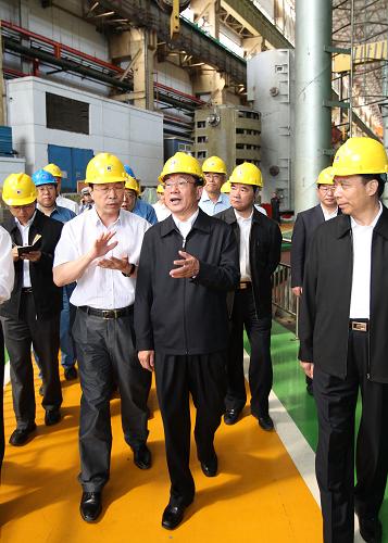 9月3日至8日,中共中央政治局常委、中央纪委书记贺国强在黑龙江进行调研。 这是9月8日,在哈尔滨电机厂有限责任公司,贺国强深入车间厂房了解生产经营状况,鼓励企业进一步加强自主创新,优化产品结构,不断增强市场竞争能力。 新华社记者 马占成 摄