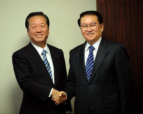 3月30日,正在日本进行正式友好访问的中共中央政治局常委李长春在东京会见日本民主党党首小泽一郎。新华社记者刘建生摄