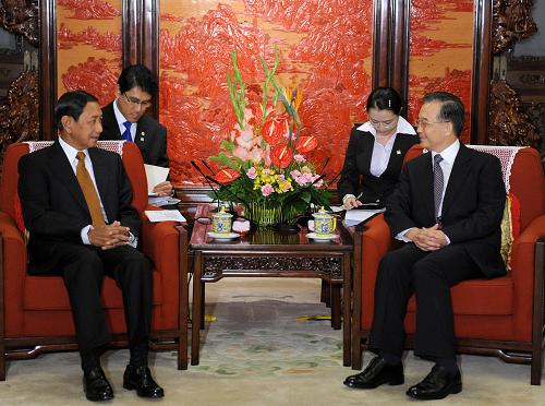 6月16日,国务院总理温家宝在北京中南海紫光阁会见缅甸国家和平与发展委员会副主席貌埃。 新华社记者 李学仁 摄