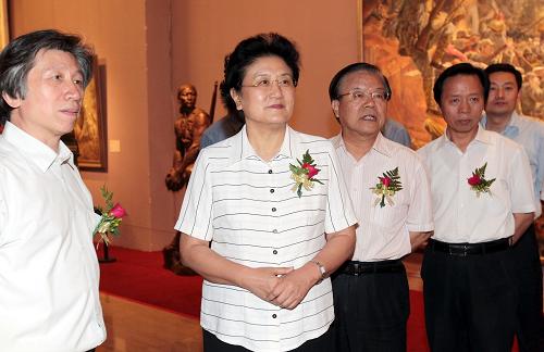 6月27日,由文化部主办的《光辉历程·时代画卷——庆祝中国共产党成立90周年美术作品展览》在北京中国美术馆开幕。中共中央政治局委员、国务委员刘延东出席开幕式并参观展览。新华社发(卢旭 摄)
