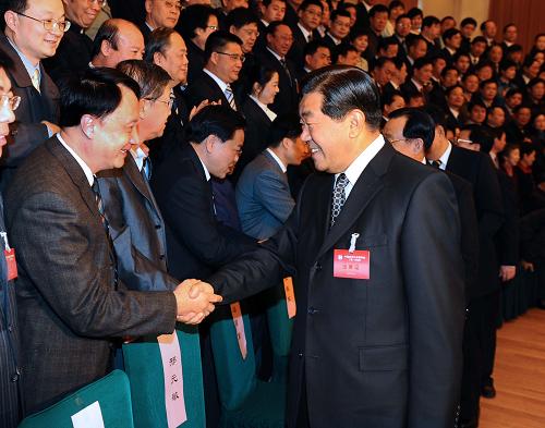 4月3日,中国经济社会理事会三届一次会议在北京举行。中共中央政治局常委、全国政协主席贾庆林会见出席会议的代表并讲话。新华社记者 李涛 摄