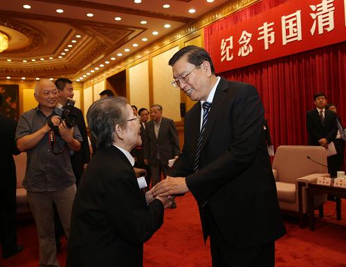 9月2日,纪念韦国清同志诞辰100周年座谈会在北京召开。中共中央政治局常委、全国人大常委会委员长张德江出席座谈会。这是张德江与韦国清同志亲属握手交谈。新华社记者 刘卫兵 摄