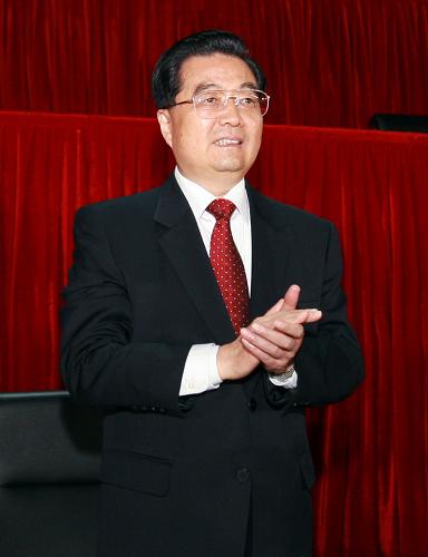 10月16日,中华人民共和国第十一届运动会在济南开幕。中共中央总书记、国家主席、中央军委主席胡锦涛出席开幕式。新华社记者 鞠鹏 摄