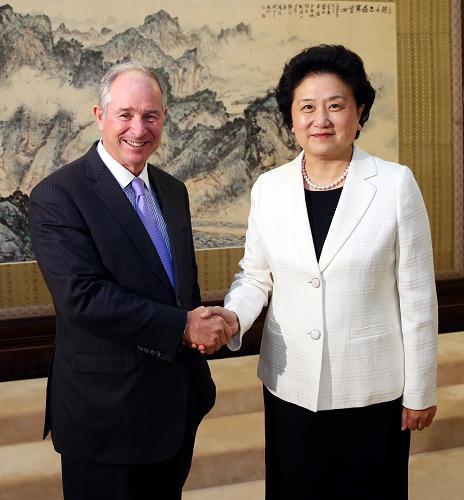 10月8日,国务院副总理刘延东在北京中南海紫光阁会见美国黑石集团主席苏世民。 新华社记者 姚大伟 摄