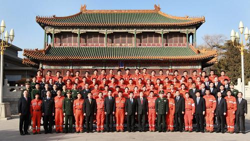 1月27日,中国国际救援队圆满完成赴海地地震抢险救援任务,回到北京。中共中央政治局委员、国务院副总理回良玉在中南海紫光阁看望会见全体赴海地救援队员,代表党中央、国务院向他们致以亲切的慰问。新华社记者 庞兴雷 摄