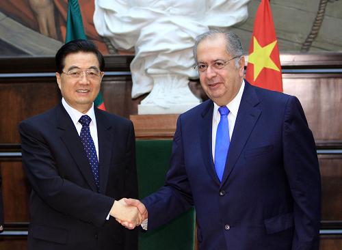 11月6日,中国国家主席胡锦涛在里斯本会见葡萄牙国民议会议长伽马。新华社记者樊如钧摄
