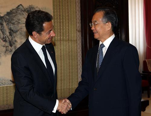 4月30日,中国国务院总理温家宝在北京中南海紫光阁会见法国总统萨科齐。新华社记者 姚大伟 摄