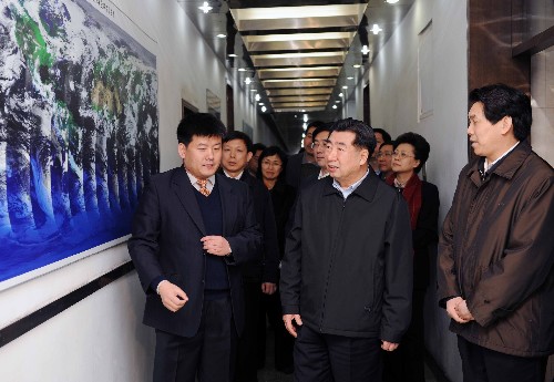 2月5日,在新春佳节即将到来之际,中共中央政治局委员、国务院副总理回良玉到中央气象台亲切看望慰问了气象工作者,代表党中央、国务院向他们致以节日的问候和良好的祝愿。 新华社记者 饶爱民 摄