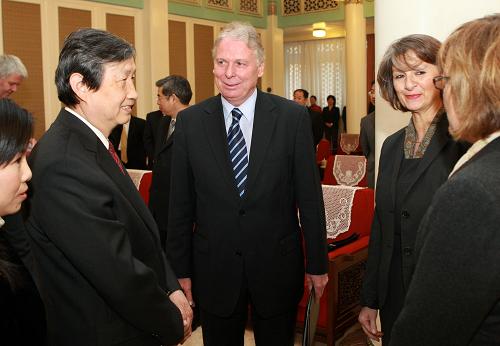 3月24日,国务委员兼国务院秘书长、国家行政学院院长马凯在北京中南海紫光阁会见德国应急管理高级代表团,并出席中德应急管理合作项目签字仪式。 新华社记者 庞兴雷 摄