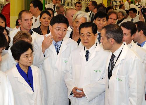 11月6日,正在法国进行国事访问的中国国家主席胡锦涛参观位于尼斯的施耐德电气集团卡罗斯中心。新华社记者 李学仁 摄