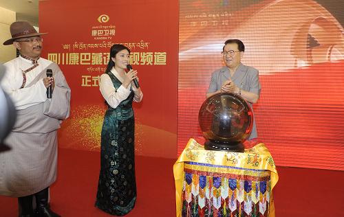 6月23日至28日,中共中央政治局常委李长春在四川考察工作。这是6月24日,李长春在成都参加四川康巴藏语卫视频道开通仪式。 新华社记者 江宏景 摄