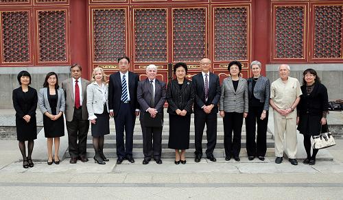 4月24日,中国国务院副总理刘延东在北京会见世界卫生组织助理总干事福田敬二等世卫组织人感染H7N9禽流感防控联合考察专家。 新华社记者 姚大伟 摄