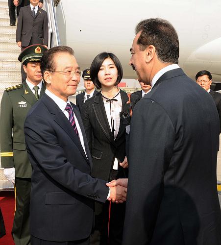 12月17日,国务院总理温家宝乘专机抵达伊斯兰堡,开始对巴基斯坦进行正式访问。这是温家宝与前来机场迎接的巴基斯坦总理吉拉尼亲切握手。新华社记者 李涛 摄