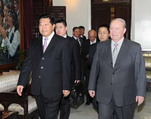 10月31日,正在叙利亚进行正式友好访问的全国政协主席贾庆林在大马士革会见叙利亚人民议会议长阿卜拉什。新华社记者 马占成 摄