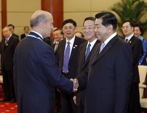 9月10日,2010中国国际友好城市大会在上海国际会议中心闭幕,中共中央政治局常委、全国政协主席贾庆林会见来自40个国家的外国地方政府和友好城市组织的主要代表以及中国地方政府和友好城市组织的主要代表。 这是贾庆林与法国前总理阿兰·朱佩握手。 新华社记者刘建生摄