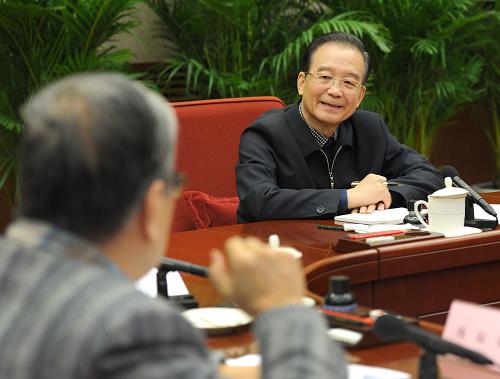 这是2月7日,温家宝听取科技、教育、卫生、文化、体育界人士对《政府工作报告(征求意见稿)》的意见和建议。新华社记者 马占成 摄