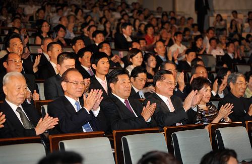 7月27日,中共中央政治局常委、全国政协主席贾庆林和中国国民党荣誉主席连战在北京国家大剧院共同观看由海峡两岸艺术家共同组建的海峡和平交响乐团的首场演出。新华社记者 刘建生 摄