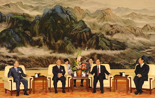 温家宝会见日中经济协会代表团 9月9日,中国国务院总理温家宝在北京人民大会堂会见日中经济协会代表团。 新华社记者黄敬文摄