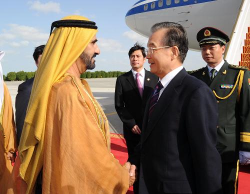 1月16日,中国国务院总理温家宝抵达阿拉伯联合酋长国首都阿布扎比,开始对阿拉伯联合酋长国进行正式访问并出席在这里举行的第五届世界未来能源峰会。这是阿拉伯联合酋长国副总统兼总理穆罕默德·本·拉希德·阿勒马克图姆在机场迎接温家宝总理。新华社记者 李涛 摄