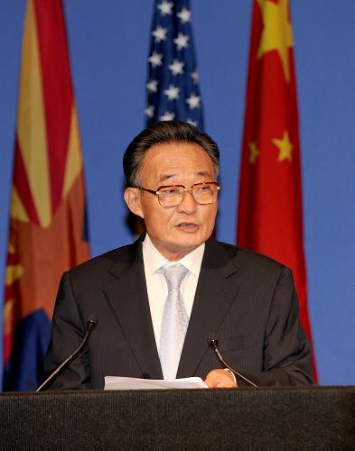 9月8日,正在美国进行正式友好访问的中国全国人大常委会委员长吴邦国在菲尼克斯出席中美经贸合作论坛开幕式并发表演讲。新华社记者 马占成 摄