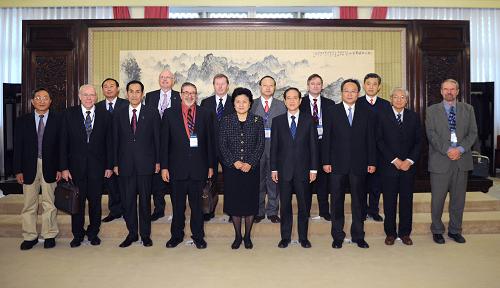 12月16日,国务委员刘延东在北京会见国家自然科学基金资助与管理绩效国际评估专家委员会全体委员。 新华社记者 张铎 摄
