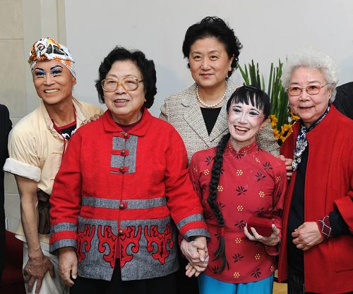 10月14日晚,国务委员刘延东在北京天桥剧场观看了日本松山芭蕾舞团演出的新编芭蕾舞剧《白毛女》,并会见了芭蕾舞团总代表清水哲太郎和团长森下洋子夫妇。这是刘延东(中)与三位饰演过“喜儿”的演员田华(右一)、森下洋子(右二)、王昆(左二)合影。 新华社记者 张铎 摄
