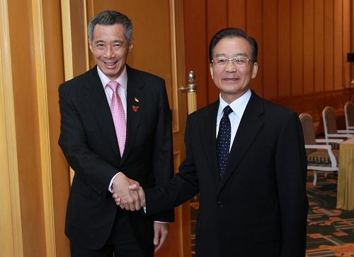 温家宝会见新加坡总理李显龙 10月29日,中国国务院总理温家宝在越南河内会见新加坡总理李显龙。 新华社记者庞兴雷摄
