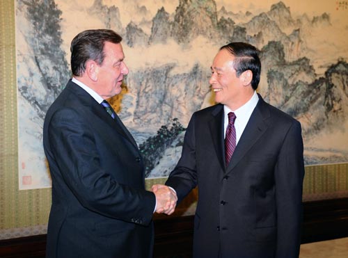 10月9日,国务院副总理王岐山在北京中南海紫光阁会见德国前总理施罗德。新华社记者 李涛 摄
