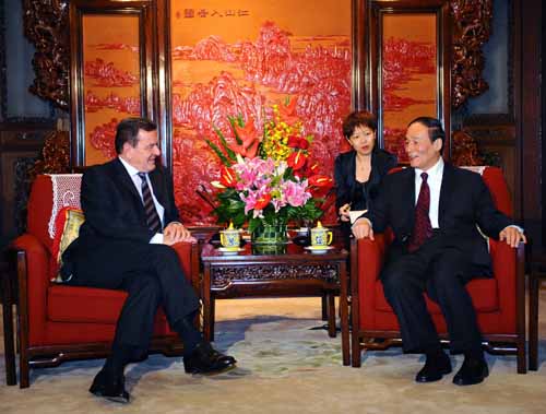 10月9日,国务院副总理王岐山在北京中南海紫光阁会见德国前总理施罗德。新华社记者 李涛 摄