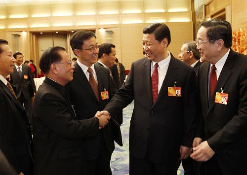 3月5日,中共中央政治局常委、国家副主席习近平来到他所在的十一届全国人大三次会议上海代表团,同代表们一起审议政府工作报告。 新华社记者 刘建生 摄