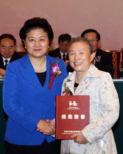 刘延东出席何梁何利基金2010年度颁奖大会 10月20日,何梁何利基金2010年度颁奖大会在北京举行,中共中央政治局委员、国务委员刘延东出席并讲话。这是刘延东给获2010年度“科学与技术成就奖”的中国工程院院士张锦秋颁奖。 新华社记者姚大伟摄