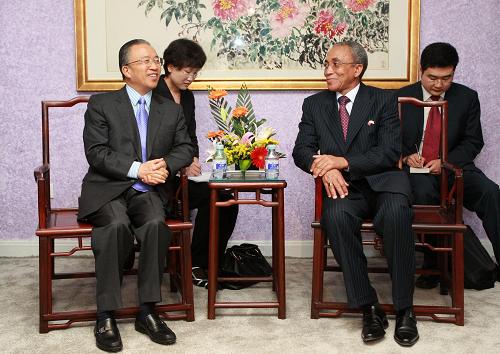 5月25日,国务委员戴秉国出席非洲驻华使团在京举行的庆祝“非洲日”招待会。这是戴秉国在招待会前会见非洲驻华使团代理团长、安哥拉驻华大使贝尔纳多。新华社记者 庞兴雷 摄