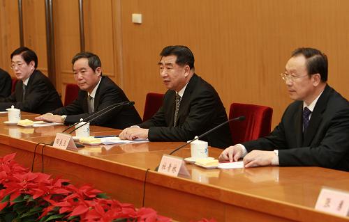 回良玉出席全国宗教工作会议 1月12日,2010年全国宗教工作会议在北京召开。中共中央政治局委员、国务院副总理回良玉出席会议并讲话。 新华社记者 庞兴雷摄