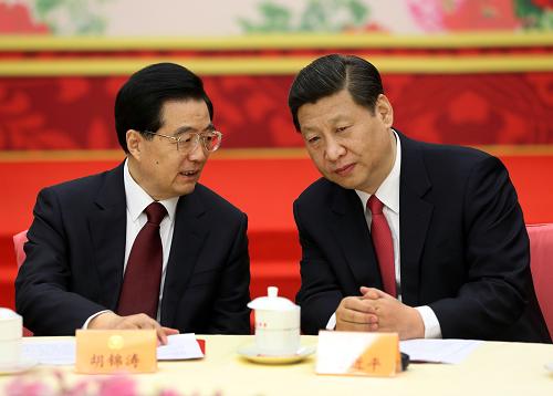 1月1日,中国人民政治协商会议全国委员会在全国政协礼堂举行新年茶话会。胡锦涛、习近平、吴邦国、温家宝、贾庆林、李克强、张德江、俞正声、刘云山、王岐山、张高丽等党和国家领导人同各民主党派中央、全国工商联负责人和无党派人士代表、中央和国家机关有关方面负责人以及首都各族各界代表欢聚一堂,共庆2013年元旦。这是胡锦涛与习近平在茶话会上亲切交谈。