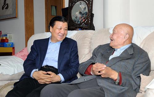 1月30日,春节前夕,中共中央政治局常委、中央书记处书记刘云山代表习近平总书记和党中央,看望国家最高科技奖获得者吴良镛院士和师昌绪院士,向他们致以诚挚问候和新春祝福。这是刘云山看望师昌绪院士。新华社记者 李涛 摄