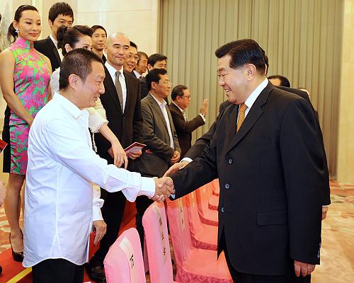 9月19日,中共中央政治局常委、全国政协主席贾庆林在北京政协礼堂接见电影《辛亥革命》摄制组主创人员。新华社记者 李涛 摄