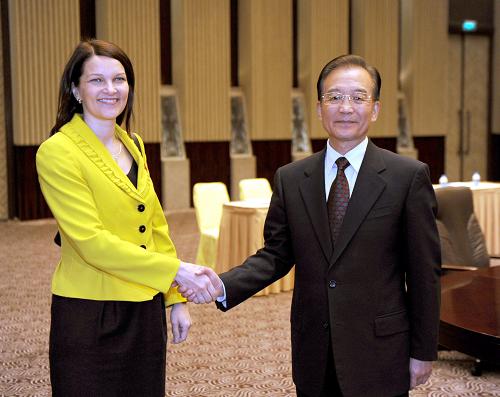 10月31日,中共中央政治局常委、国务院总理温家宝在上海会见来华出席上海世博会高峰论坛和世博会闭幕式的芬兰总理基维涅米。新华社记者 张铎 摄