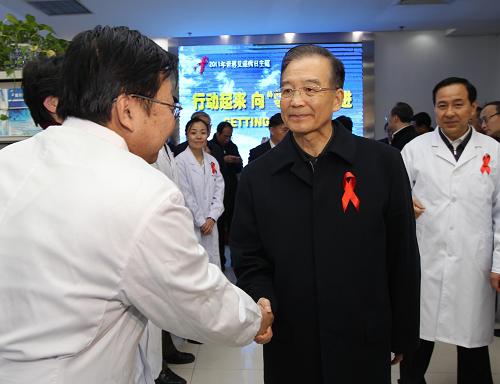 12月1日是第24个世界艾滋病日,中共中央政治局常委、国务院总理温家宝来到中国疾病预防控制中心,考察艾滋病防治工作,与艾滋病感染者、医务工作者、科研人员、志愿者及有关国际组织代表座谈,并听取外地来京上访艾滋病感染者的意见。这是温家宝亲切看望护理艾滋病感染者的医务人员。 新华社记者 刘卫兵 摄