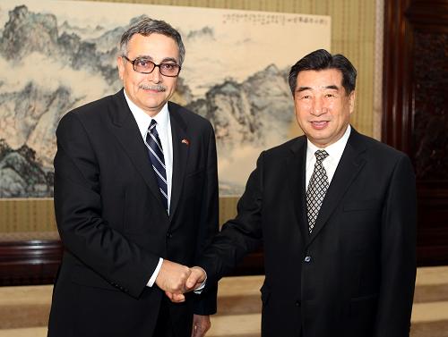 10月25日,中国国务院副总理回良玉在北京中南海会见哥斯达黎加外交和宗教事务部部长雷涅·卡斯特罗·萨拉萨尔。新华社记者 鞠鹏 摄