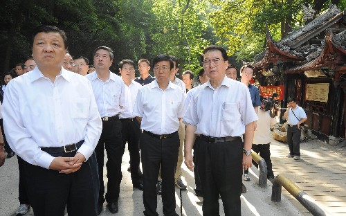 李长春在四川地震灾区慰问考察 6月1日至3日,中共中央政治局常委李长春先后到四川绵阳、德阳和成都,实地察看受灾情况,慰问干部群众和救援人员,指导抗震救灾工作。这是6月3日,李长春在四川都江堰察看在地震中受损严重的世界文化遗产都江堰二王庙。 新华社记者李学仁摄