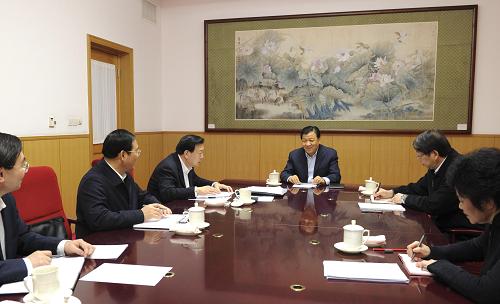 近日,中共中央总书记习近平等中共中央政治局常委在北京分别听取联系点省区党的群众路线教育实践活动总体情况汇报。这是12月11日,中共中央政治局常委刘云山在听取浙江省委党的群众路线教育实践活动总体情况汇报。新华社记者 饶爱民 摄