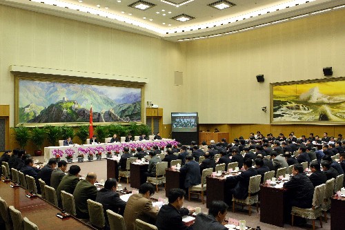 3月27日,国务院在北京召开全国农业和粮食生产工作电视电话会议,中共中央政治局常委、国务院总理温家宝发表重要讲话。 新华社记者 刘卫兵 摄