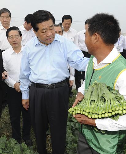贾庆林在广西调研 中共中央政治局常委、全国政协主席贾庆林近日在广西调研。 这是11月19日,贾庆林在玉柴集团考察时与工人和技术人员亲切交谈。 新华社记者马占成摄