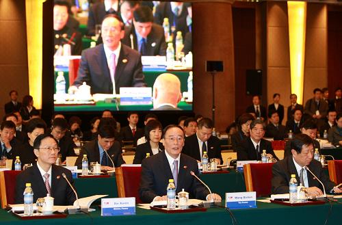 12月4日,第五次中美战略经济对话在北京钓鱼台国宾馆开幕。中国国务院副总理王岐山和美国财政部长保尔森作为两国元首的特别代表共同主持对话。这是王岐山在开幕式上致辞。新华社记者 庞兴雷 摄