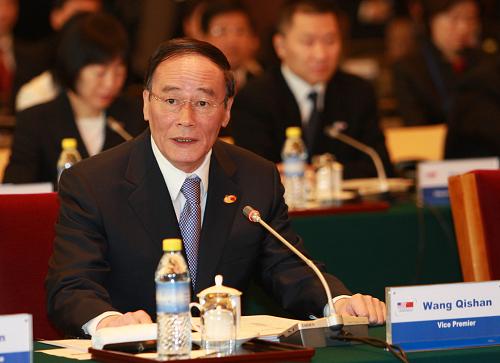 12月4日,第五次中美战略经济对话在北京钓鱼台国宾馆开幕。中国国务院副总理王岐山和美国财政部长保尔森作为两国元首的特别代表共同主持对话。这是王岐山在开幕式上致辞。新华社记者庞兴雷摄