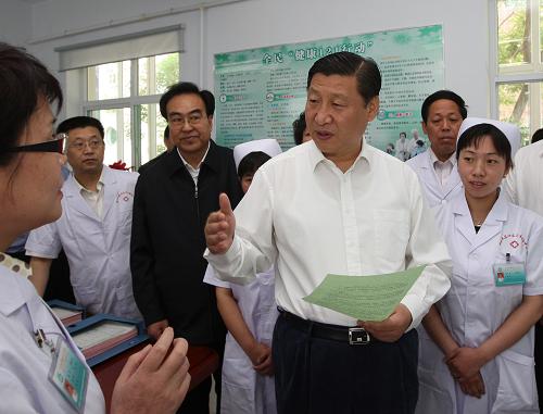 这是5月25日,习近平在长治市太行东街电力社区了解社区卫生防疫、医疗服务等情况。新华社记者 兰红光 摄