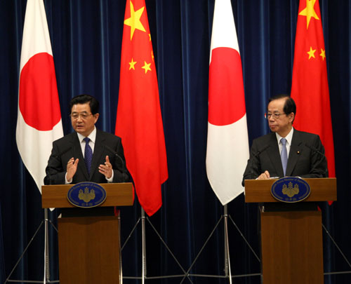 5月7日,中国国家主席胡锦涛在东京同日本首相福田康夫共同会见记者。 新华社记者 兰红光 摄