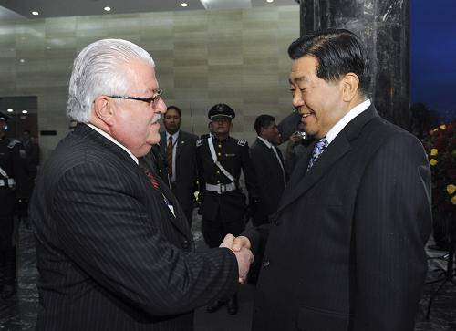 贾庆林与厄瓜多尔国民代表大会主席科尔德罗举行会谈 当地时间11月24日,全国政协主席贾庆林在基多与厄瓜多尔国民代表大会主席科尔德罗举行会谈。 新华社记者樊如钧摄