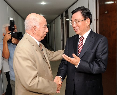 6月23日,中共中央政治局常委、中央纪委书记贺国强在哈瓦那与古共中央政治局委员、国务委员会第一副主席兼部长会议第一副主席马查多举行会谈。 新华社记者 马占成 摄